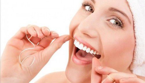 dùng chỉ nha khoa trước hay sau khi đánh răng?